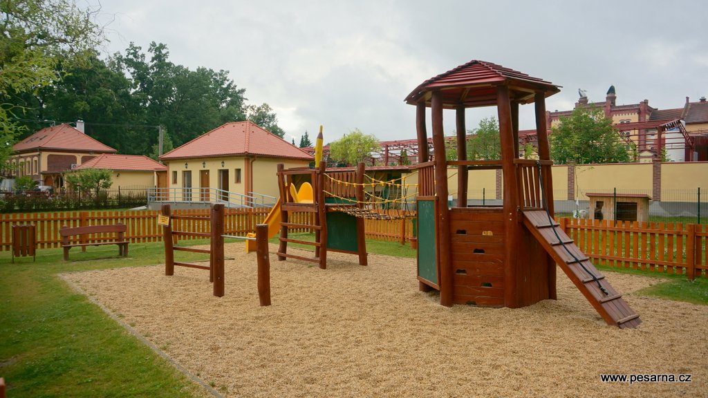 Dětské hřiště na Louce u Zlaté stoky je možno využít při pořádání dětských oslav v areálu.